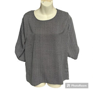 The Royal Standard collection size medium top roll tab short sleeves no stretch